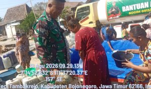 Penyaluran bantuan air bersih oleh Kodim 0813 Bojonegoro kepada warga terdampak kekeringan di Dusun Gamongan, Desa Gamongan, Kecamatan Tambakrejo, Kabupaten Bojonegoro.