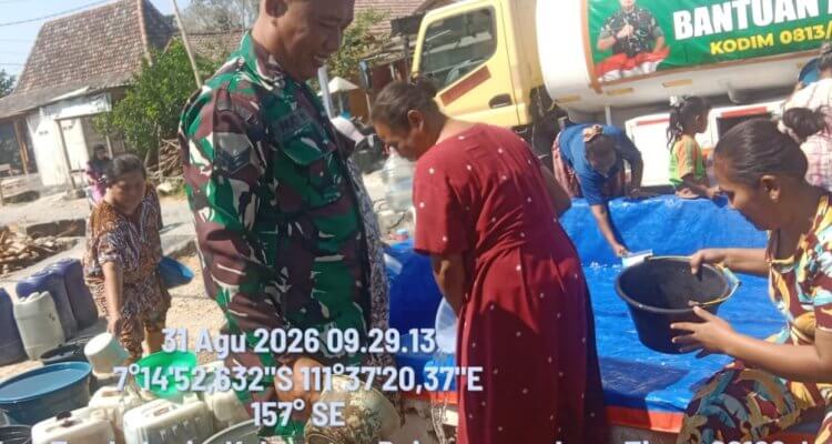 Penyaluran bantuan air bersih oleh Kodim 0813 Bojonegoro kepada warga terdampak kekeringan di Dusun Gamongan, Desa Gamongan, Kecamatan Tambakrejo, Kabupaten Bojonegoro.