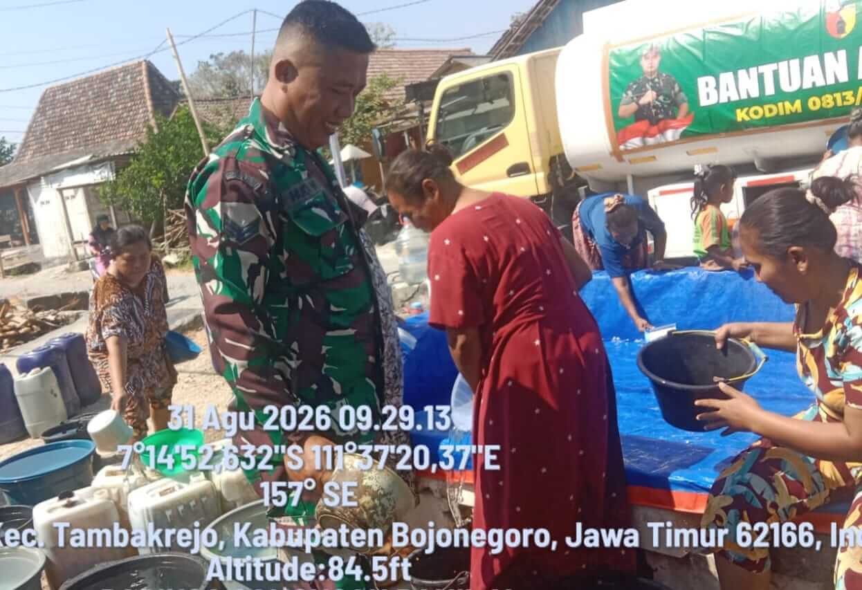 Penyaluran bantuan air bersih oleh Kodim 0813 Bojonegoro kepada warga terdampak kekeringan di Dusun Gamongan, Desa Gamongan, Kecamatan Tambakrejo, Kabupaten Bojonegoro.