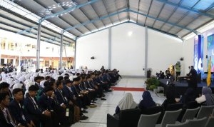 Cantika Wahono saat memberikan materi kepada mahasiswa baru dalam kegiatan PKKMB IKIP PGRI Bojonegoro Tahun 2026.