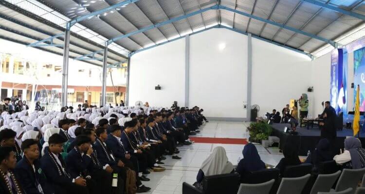 Cantika Wahono saat memberikan materi kepada mahasiswa baru dalam kegiatan PKKMB IKIP PGRI Bojonegoro Tahun 2026.