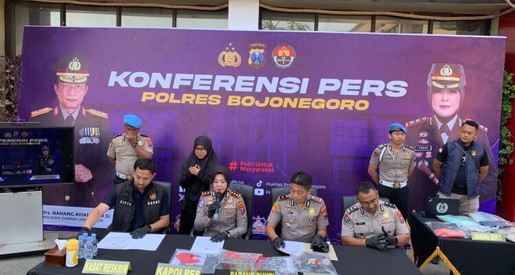 Kapolres Bojonegoro AKBP Yenni Diarty Beserta jajaran saat konferensi pers pengungkapan empat kasus tindak pidana di Mapolres Bojonegoro, Kamis (3/9/2026).