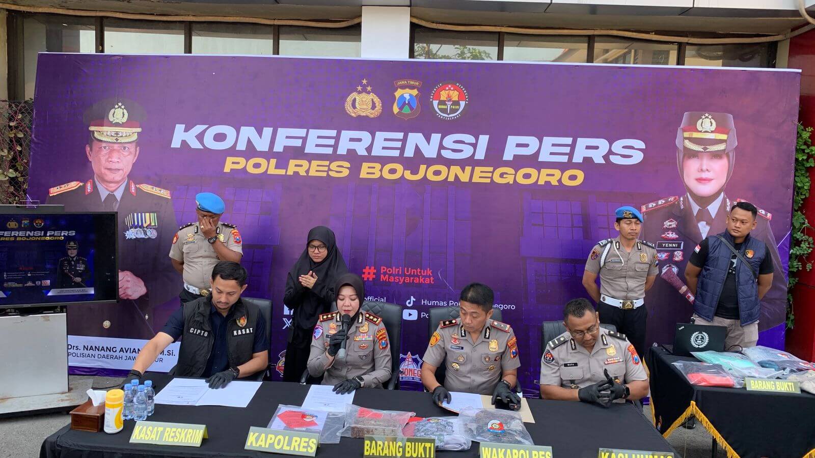 Kapolres Bojonegoro AKBP Yenni Diarty Beserta jajaran saat konferensi pers pengungkapan empat kasus tindak pidana di Mapolres Bojonegoro, Kamis (3/9/2026).