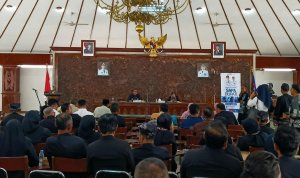 Bupati Bojonegoro Setyo Wahono bersama Wakil Bupati Nurul Azizah dalam kegiatan Sapa Bupati dan Wakil Bupati Edisi VI di Pendopo Malowopati, Kamis (3/9/2026).