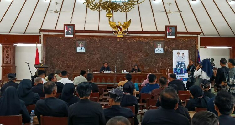 Bupati Bojonegoro Setyo Wahono bersama Wakil Bupati Nurul Azizah dalam kegiatan Sapa Bupati dan Wakil Bupati Edisi VI di Pendopo Malowopati, Kamis (3/9/2026).