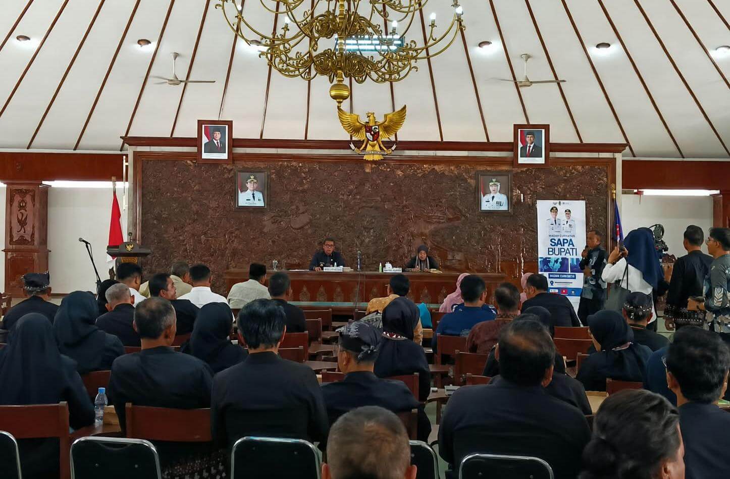 Bupati Bojonegoro Setyo Wahono bersama Wakil Bupati Nurul Azizah dalam kegiatan Sapa Bupati dan Wakil Bupati Edisi VI di Pendopo Malowopati, Kamis (3/9/2026).