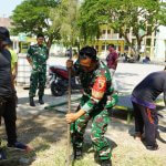 Suasana gotong royong di Pondok Pesantren Abu Dzarrin dan Al-Rosyid, Desa Ngumpakdalem, Kecamatan Dander, Kabupaten Bojonegoro. Beberapa anggota Kodim 0813 Bojonegoro bersama para santri terlihat sedang bekerja membangun fasilitas olahraga militer