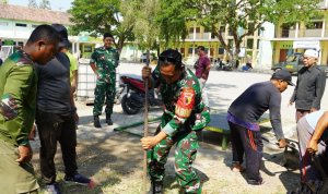 Suasana gotong royong di Pondok Pesantren Abu Dzarrin dan Al-Rosyid, Desa Ngumpakdalem, Kecamatan Dander, Kabupaten Bojonegoro. Beberapa anggota Kodim 0813 Bojonegoro bersama para santri terlihat sedang bekerja membangun fasilitas olahraga militer