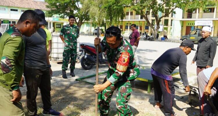 Suasana gotong royong di Pondok Pesantren Abu Dzarrin dan Al-Rosyid, Desa Ngumpakdalem, Kecamatan Dander, Kabupaten Bojonegoro. Beberapa anggota Kodim 0813 Bojonegoro bersama para santri terlihat sedang bekerja membangun fasilitas olahraga militer