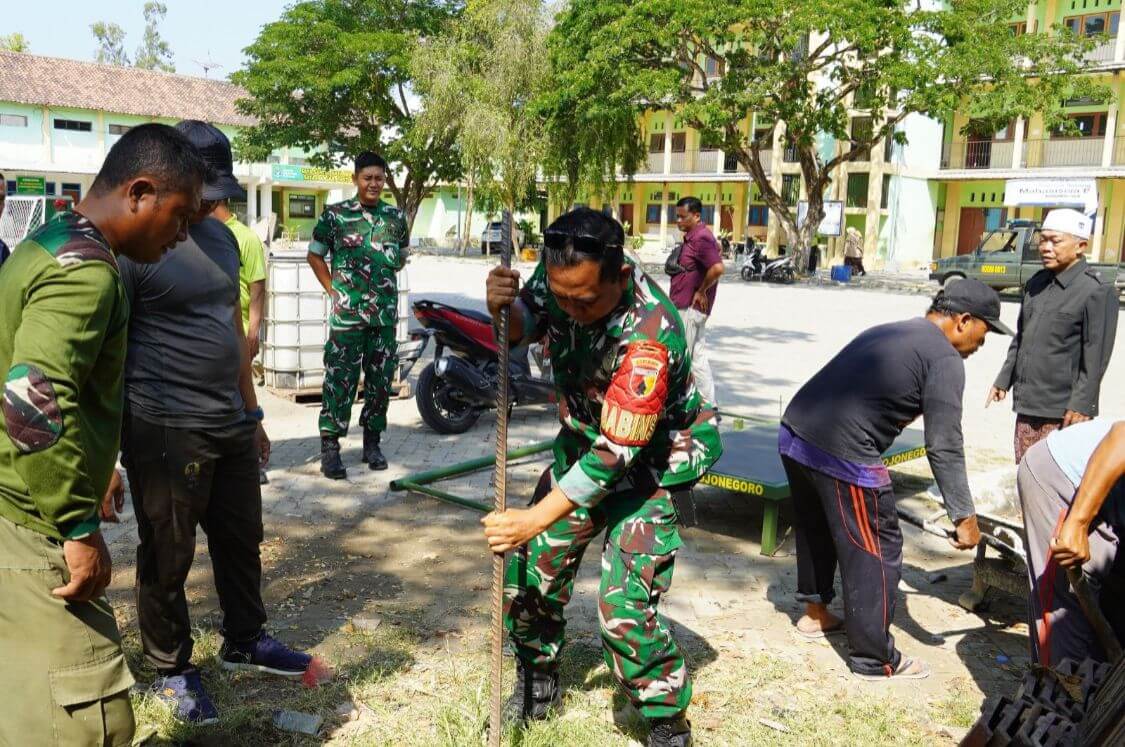 Suasana gotong royong di Pondok Pesantren Abu Dzarrin dan Al-Rosyid, Desa Ngumpakdalem, Kecamatan Dander, Kabupaten Bojonegoro. Beberapa anggota Kodim 0813 Bojonegoro bersama para santri terlihat sedang bekerja membangun fasilitas olahraga militer Suasana gotong royong di Pondok Pesantren Abu Dzarrin dan Al-Rosyid, Desa Ngumpakdalem, Kecamatan Dander, Kabupaten Bojonegoro. Beberapa anggota Kodim 0813 Bojonegoro bersama para santri terlihat sedang bekerja membangun fasilitas olahraga militer