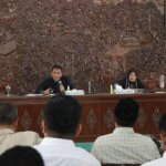 Bupati Bojonegoro Setyo Wahono saat menjawab aspirasi masyarakat terkait pembangunan JLS dalam Sapa Bupati edisi VI.