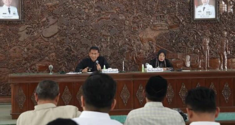 Bupati Bojonegoro Setyo Wahono saat menjawab aspirasi masyarakat terkait pembangunan JLS dalam Sapa Bupati edisi VI.