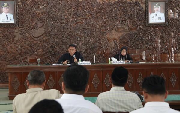Bupati Bojonegoro Setyo Wahono saat menjawab aspirasi masyarakat terkait pembangunan JLS dalam Sapa Bupati edisi VI.