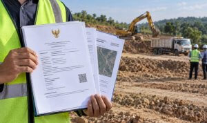 Foto ilustrasi Pengelola kegiatan pengolahan lahan menunjukkan dokumen OSS dan administrasi usaha sebagai bagian dari klarifikasi atas pemberitaan sebelumnya.