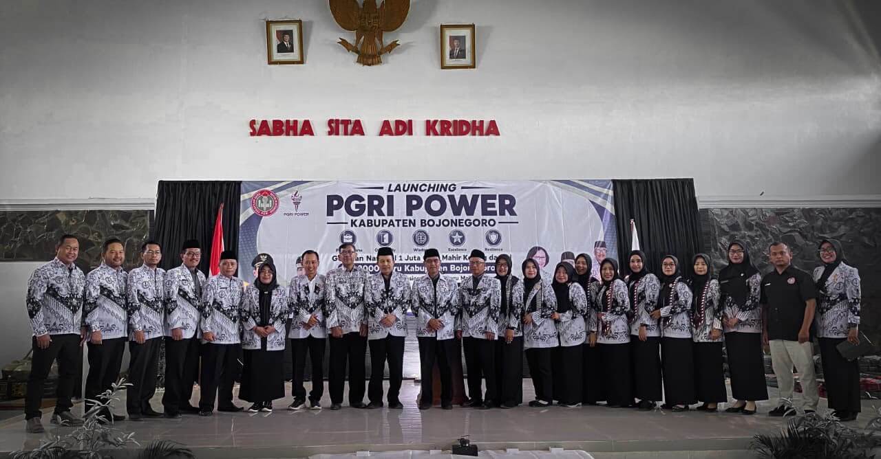 Foto bersama peserta dan jajaran PGRI usai launching PGRI POWER Kabupaten Bojonegoro yang ditargetkan melibatkan 3.000 guru secara bertahap.