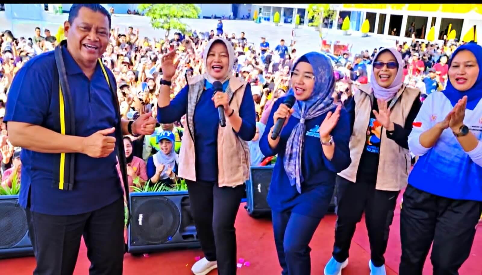Wakil Bupati Bojonegoro Hj. Nurul Azizah nampak penuh keakraban pada peringatan HUT ke-3 PT Kareb Alam Sejahtera. Direktur Utama Koperasi Kareb Alam Sejahtera Sriyadi Purnomo dan sejumlah kepala OPD turut menikmati momen kebersamaan tersebut.