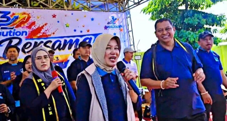 Wakil Bupati Bojonegoro Hj. Nurul Azizah saat memberikan sambutan dalam peringatan HUT ke-3 PT Kareb Alam Sejahtera, didampingi Direktur Utama Koperasi Kareb Alam Sejahtera Sriyadi Purnomo dan Komisaris PT Kareb Alam Sejahtera Widarko, S.H.