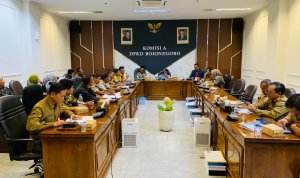 Komisi A DPRD Bojonegoro menggelar rapat dengar pendapat membahas rencana penataan TKD Desa Temayang, Senin (7/9/2026). Komisi A DPRD Bojonegoro menggelar rapat dengar pendapat membahas rencana penataan TKD Desa Temayang, Senin (7/9/2026).