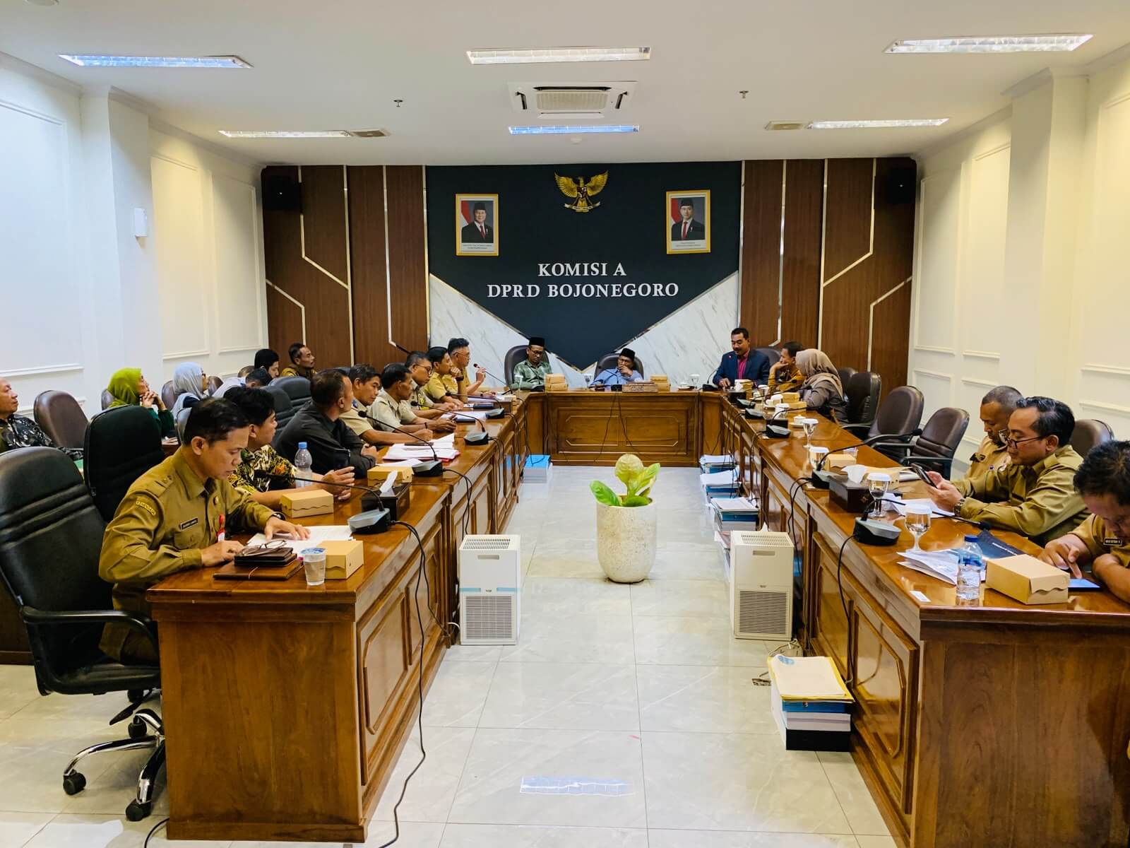 Komisi A DPRD Bojonegoro menggelar rapat dengar pendapat membahas rencana penataan TKD Desa Temayang, Senin (7/9/2026).
