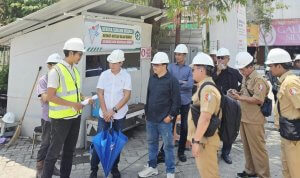 Wakil Ketua Komisi D DPRD Bojonegoro Sukur Priyanto (Baju putih) bersama anggota Komisi D dan pihak kontraktor saat melakukan sidak pembangunan Pasar Kota Bojonegoro. Wakil Ketua Komisi D DPRD Bojonegoro Sukur Priyanto (Baju putih) bersama anggota Komisi D dan pihak kontraktor saat melakukan sidak pembangunan Pasar Kota Bojonegoro.