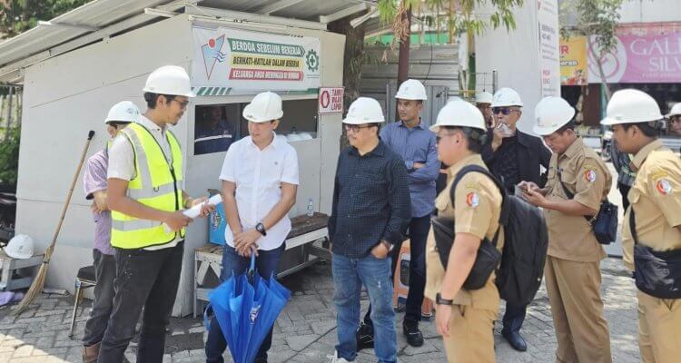 Wakil Ketua Komisi D DPRD Bojonegoro Sukur Priyanto (Baju putih) bersama anggota Komisi D dan pihak kontraktor saat melakukan sidak pembangunan Pasar Kota Bojonegoro.
