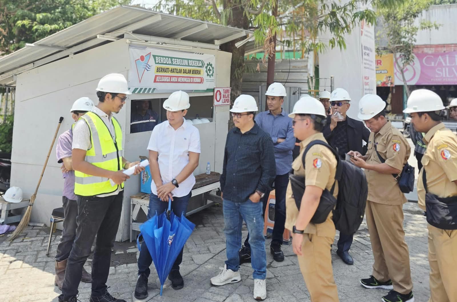 Wakil Ketua Komisi D DPRD Bojonegoro Sukur Priyanto (Baju putih) bersama anggota Komisi D dan pihak kontraktor saat melakukan sidak pembangunan Pasar Kota Bojonegoro. Wakil Ketua Komisi D DPRD Bojonegoro Sukur Priyanto (Baju putih) bersama anggota Komisi D dan pihak kontraktor saat melakukan sidak pembangunan Pasar Kota Bojonegoro.