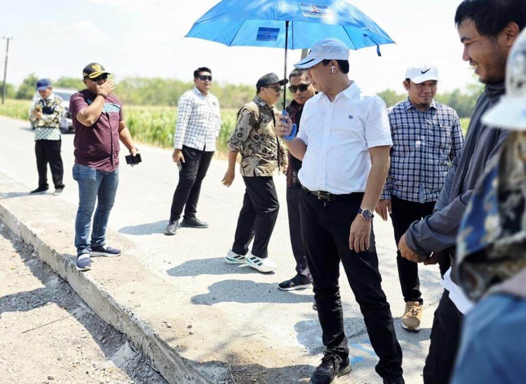 Sukur Priyanto (Baju putih ) bersama Komisi D DPRD Bojonegoro melakukan pengecekan kondisi jalan di Kecamatan Purwosari sebagai bagian dari pemantauan pembangunan infrastruktur.