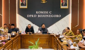 Ketua DPRD Bojonegoro Abdullah Umar memimpin Rapat Kerja Komisi C bersama Dinas Pendidikan dan Dewan Pendidikan Kabupaten Bojonegoro, Senin (7/9/2026).