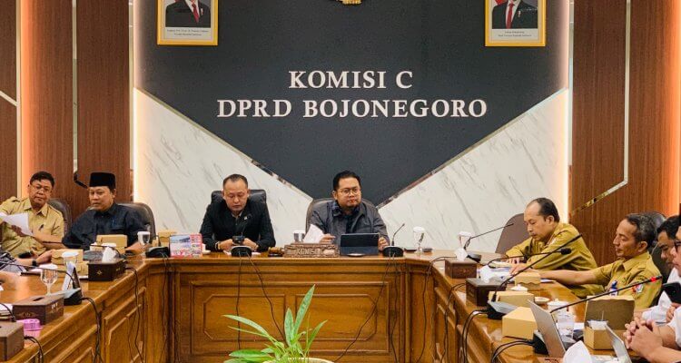 Ketua DPRD Bojonegoro Abdullah Umar memimpin Rapat Kerja Komisi C bersama Dinas Pendidikan dan Dewan Pendidikan Kabupaten Bojonegoro, Senin (7/9/2026).