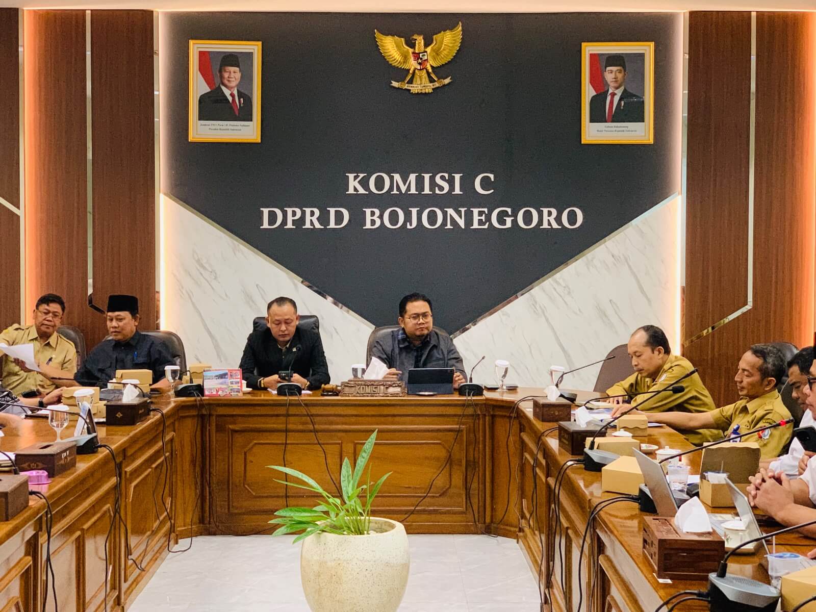 Ketua DPRD Bojonegoro Abdullah Umar memimpin Rapat Kerja Komisi C bersama Dinas Pendidikan dan Dewan Pendidikan Kabupaten Bojonegoro, Senin (7/9/2026).