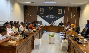 Suasana Hearing Komisi A DPRD Bojonegoro bersama warga membahas polemik pengolahan lahan pertanian di Desa Sumberjo, Kecamatan Trucuk.