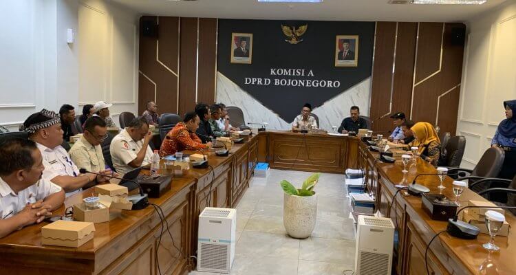 Suasana Hearing Komisi A DPRD Bojonegoro bersama warga membahas polemik pengolahan lahan pertanian di Desa Sumberjo, Kecamatan Trucuk.