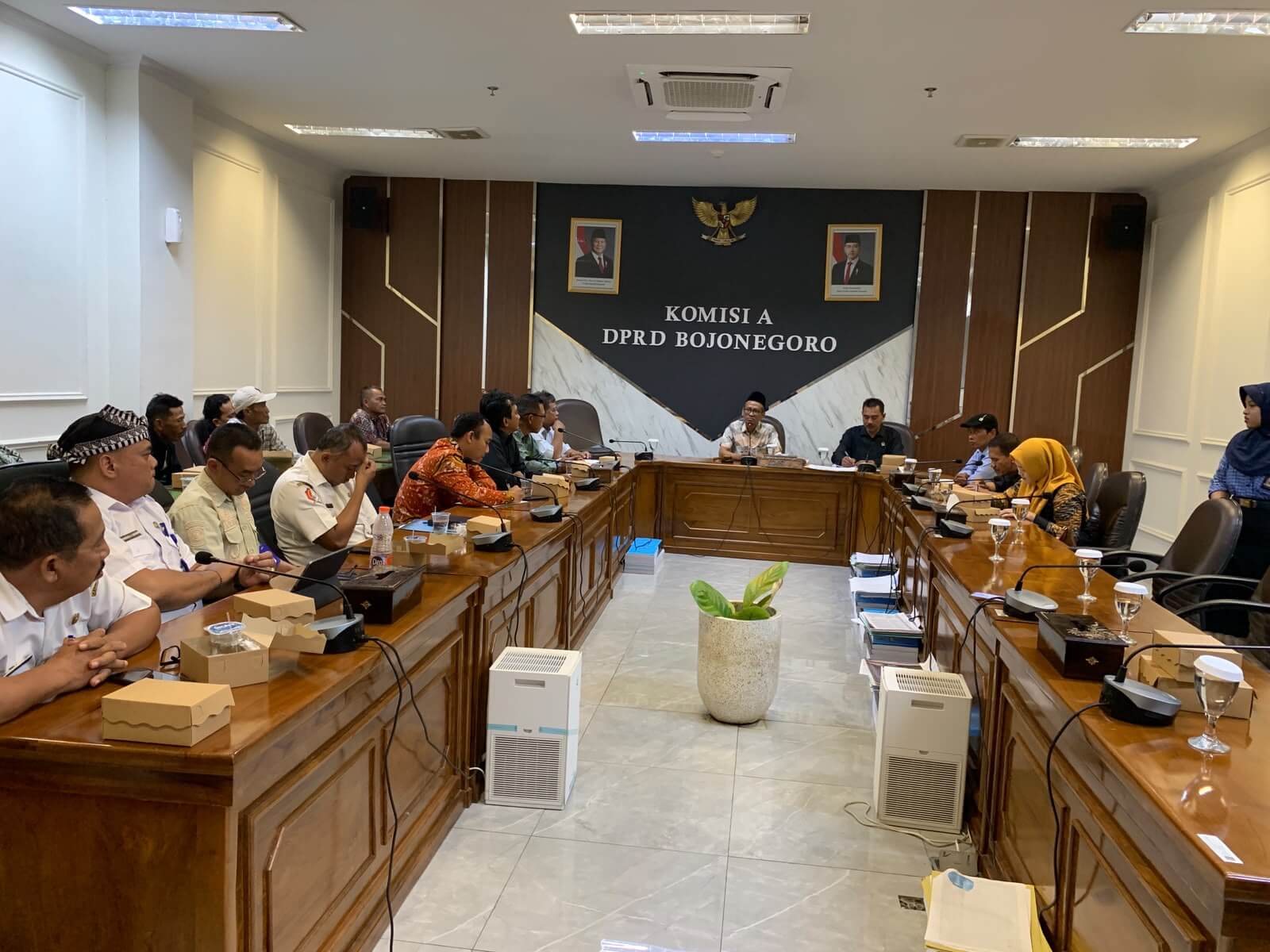 Suasana Hearing Komisi A DPRD Bojonegoro bersama warga membahas polemik pengolahan lahan pertanian di Desa Sumberjo, Kecamatan Trucuk.