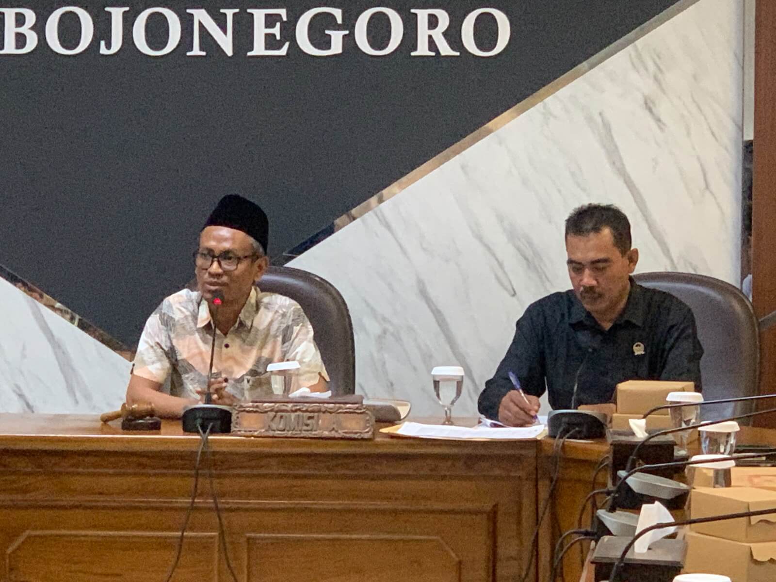 Sekretaris Komisi A DPRD Bojonegoro Mustakim (Baju putih) saat memimpin hearing bersama petani dan pemilik lahan kawasan Kentong, Desa Sumberjo, Kecamatan Trucuk.
