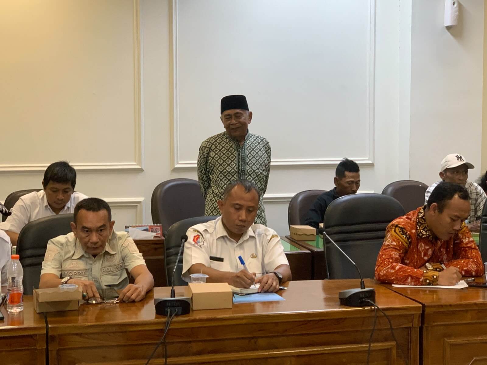 Pemilik lahan Abdul Hadi alias Dul Hadi saat menyampaikan keluhan dan aspirasi kepada Komisi A DPRD Bojonegoro terkait penghentian sementara pengolahan lahan di kawasan Kentong, Desa Sumberjo, Kecamatan Trucuk.