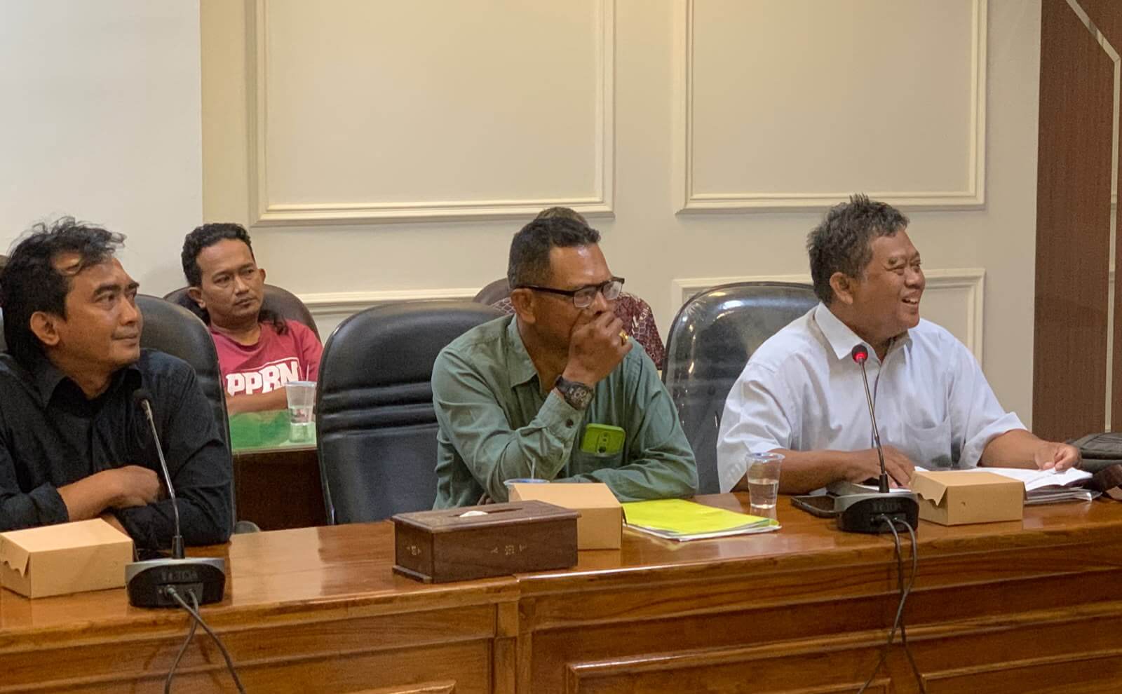 Pemilik lahan Abdul Hadi alias Dul Hadi saat menyampaikan keluhan dan aspirasi kepada Komisi A DPRD Bojonegoro terkait penghentian sementara pengolahan lahan di kawasan Kentong, Desa Sumberjo, Kecamatan Trucuk.