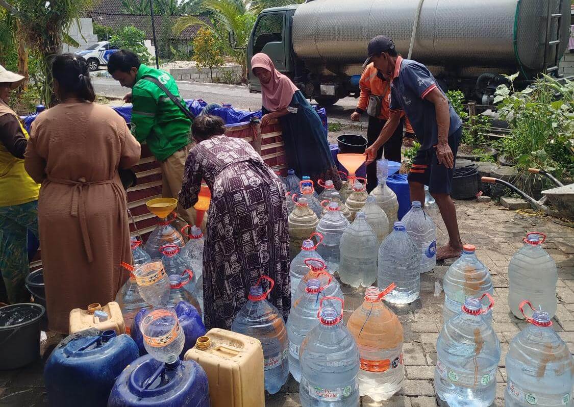 Antusias warga menyambut penyaluran bantuan air bersih dari Satlantas Polres Bojonegoro. Bantuan tersebut disambut hangat masyarakat yang tengah membutuhkan pasokan air untuk kebutuhan sehari-hari.
