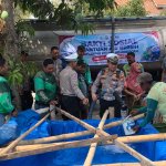 Kasatlantas Polres Bojonegoro AKP Satria Dwi Aryanto bersama jajaran Satlantas dan Komunitas Ojol Bojonegoro Bersatu (OBB) saat menyalurkan bantuan air bersih kepada warga dalam rangkaian bakti sosial Hari Lalu Lintas ke-71.