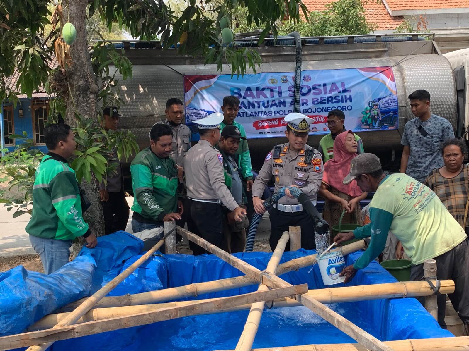 IMG-20260910-WA0127 Kasatlantas Polres Bojonegoro AKP Satria Dwi Aryanto bersama jajaran Satlantas dan Komunitas Ojol Bojonegoro Bersatu (OBB) saat menyalurkan bantuan air bersih kepada warga dalam rangkaian bakti sosial Hari Lalu Lintas ke-71.