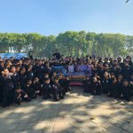 Bambang Prasetyo Budi (nomor dua dari kiri), Koordinator Terate Kids sekaligus Koordinator Humas SH Terate Cabang Kabupaten Bojonegoro, bersama para pelatih dan anak-anak Terate Kids saat foto bersama usai kegiatan di Alun-Alun Bojonegoro, Minggu (13/9/2026).