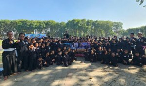 Mas Bambang Prasetyo Budi (nomor dua dari kiri), Koordinator Terate Kids sekaligus Koordinator Humas SH Terate Cabang Kabupaten Bojonegoro, bersama para pelatih dan anak-anak Terate Kids saat foto bersama usai kegiatan di Alun-Alun Bojonegoro, Minggu (13/9/2026). Bambang Prasetyo Budi (nomor dua dari kiri), Koordinator Terate Kids sekaligus Koordinator Humas SH Terate Cabang Kabupaten Bojonegoro, bersama para pelatih dan anak-anak Terate Kids saat foto bersama usai kegiatan di Alun-Alun Bojonegoro, Minggu (13/9/2026).