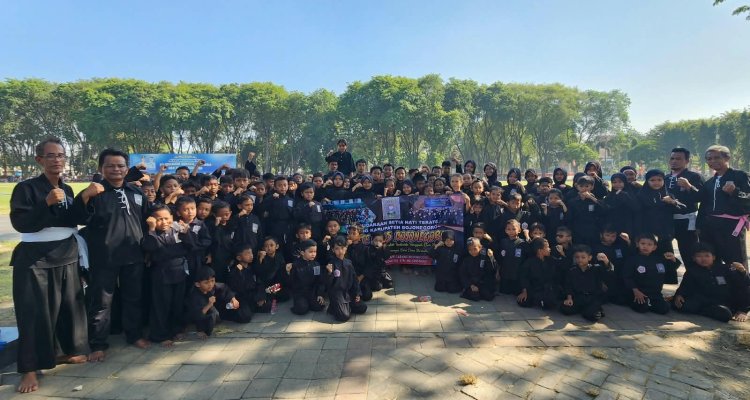 Bambang Prasetyo Budi (nomor dua dari kiri), Koordinator Terate Kids sekaligus Koordinator Humas SH Terate Cabang Kabupaten Bojonegoro, bersama para pelatih dan anak-anak Terate Kids saat foto bersama usai kegiatan di Alun-Alun Bojonegoro, Minggu (13/9/2026).