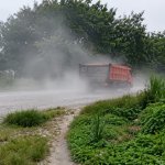 Sejumlah truk melintas di jalan proyek Jambaran Tiung Biru (JTB) di wilayah Desa Bandungrejo, Bojonegoro, sementara debu tampak berterbangan dan dikeluhkan mengganggu warga sekitar.