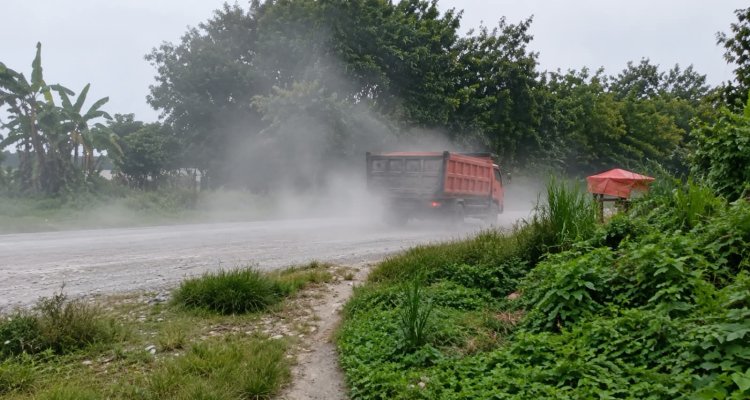 Sejumlah truk melintas di jalan proyek Jambaran Tiung Biru (JTB) di wilayah Desa Bandungrejo, Bojonegoro, sementara debu tampak berterbangan dan dikeluhkan mengganggu warga sekitar.