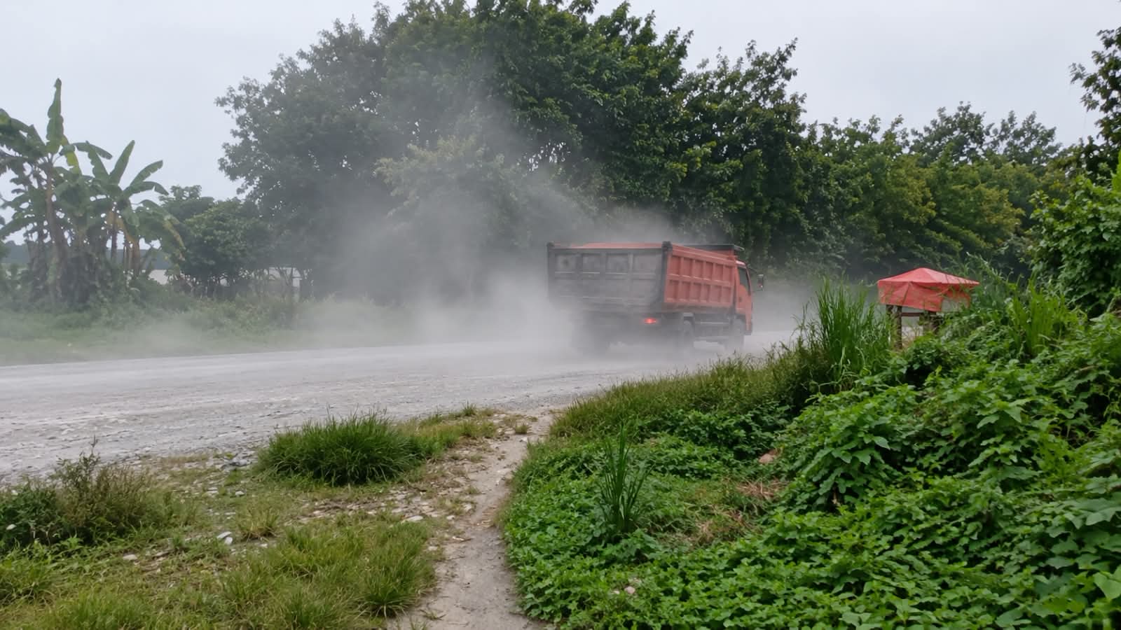 Sejumlah truk melintas di jalan proyek Jambaran Tiung Biru (JTB) di wilayah Desa Bandungrejo, Bojonegoro, sementara debu tampak berterbangan dan dikeluhkan mengganggu warga sekitar.