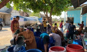 Ketua APIK Bersatu Indonesia Raden Herjuna hadir langsung dalam penyaluran bantuan 30 ribu liter air bersih untuk warga Desa Sugihwaras, Kecamatan Kepohbaru, Bojonegoro.
