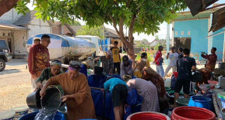 Ketua APIK Bersatu Indonesia Raden Herjuna hadir langsung dalam penyaluran bantuan 30 ribu liter air bersih untuk warga Desa Sugihwaras, Kecamatan Kepohbaru, Bojonegoro.