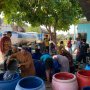 Ketua APIK Bersatu Indonesia Raden Herjuna hadir langsung dalam penyaluran bantuan 30 ribu liter air bersih untuk warga Desa Sugihwaras, Kecamatan Kepohbaru, Bojonegoro.