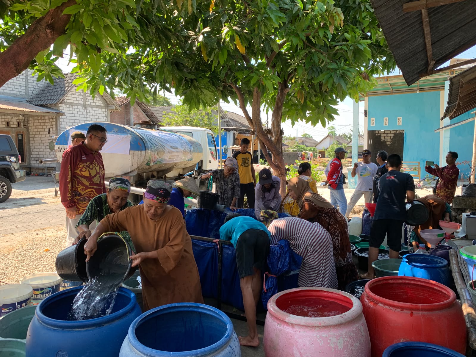 Ketua APIK Bersatu Indonesia Raden Herjuna hadir langsung dalam penyaluran bantuan 30 ribu liter air bersih untuk warga Desa Sugihwaras, Kecamatan Kepohbaru, Bojonegoro.