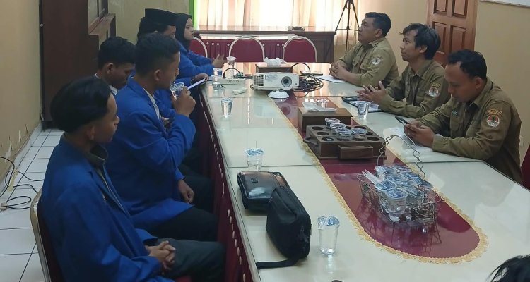 Pengurus Cabang Pergerakan Mahasiswa Islam Indonesia (PC PMII) Bojonegoro saat melakukan audiensi dengan KPH Padangan, Selasa (15/9/2026), membahas kasus Suginanto, pemanfaatan kawasan hutan, serta persoalan kesejahteraan masyarakat yang menggantungkan penghidupannya dari hutan.